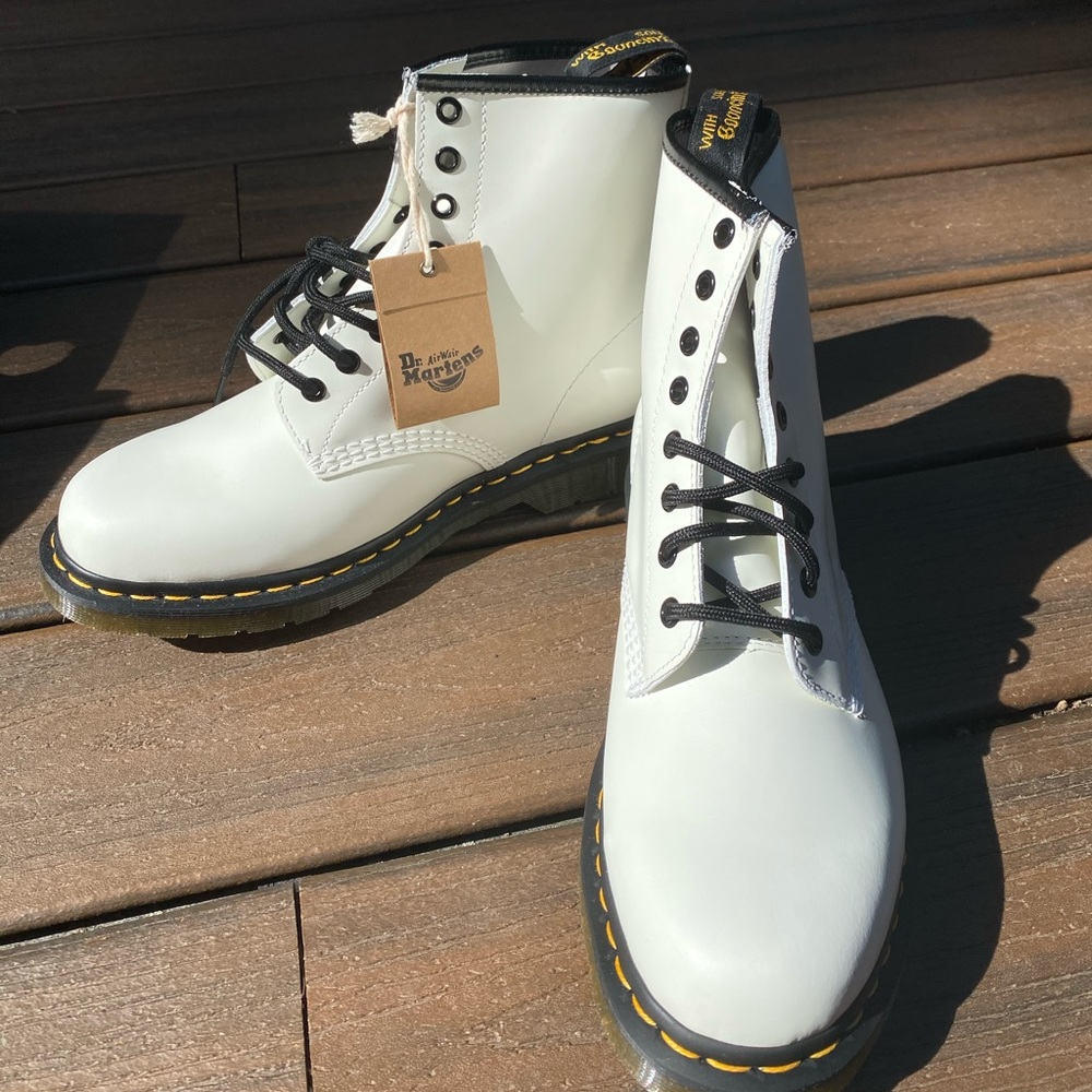 Dr. Martens 1460 WOMEN'S SMOOTH LEATHER BOOTS